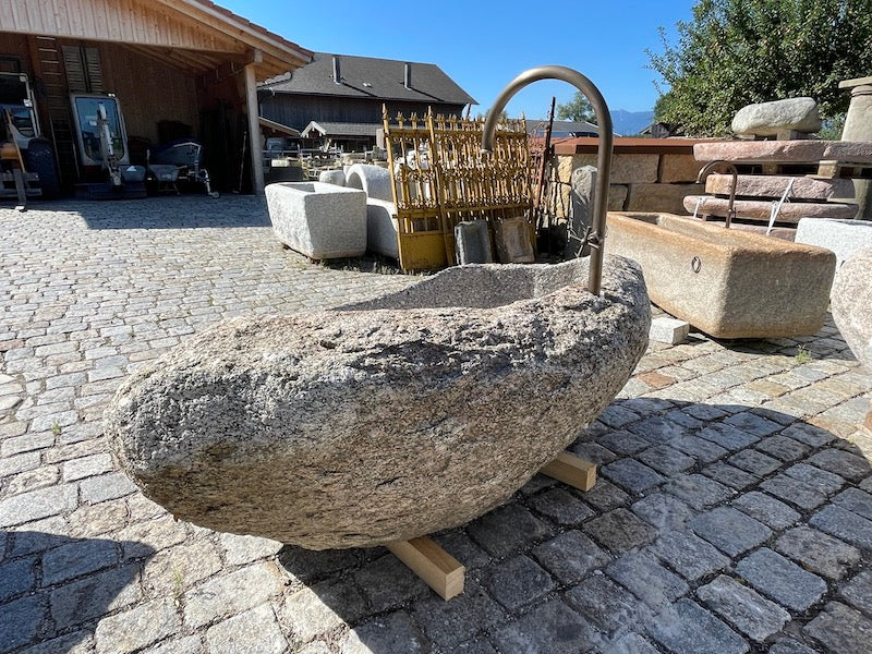 Findlingsbrunnen mit Wassereinlauf grau/rosa