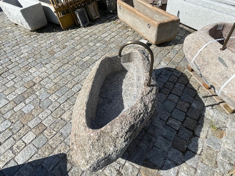 Findlingsbrunnen mit Wassereinlauf grau/rosa