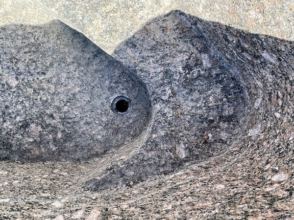 Findlingsbrunnen mit Wassereinlauf grau/rosa