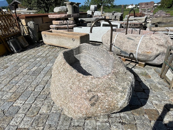 Findlingsbrunnen mit Wassereinlauf grau/rosa