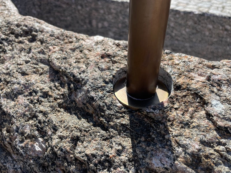 Findlingsbrunnen mit Wassereinlauf grau/rosa