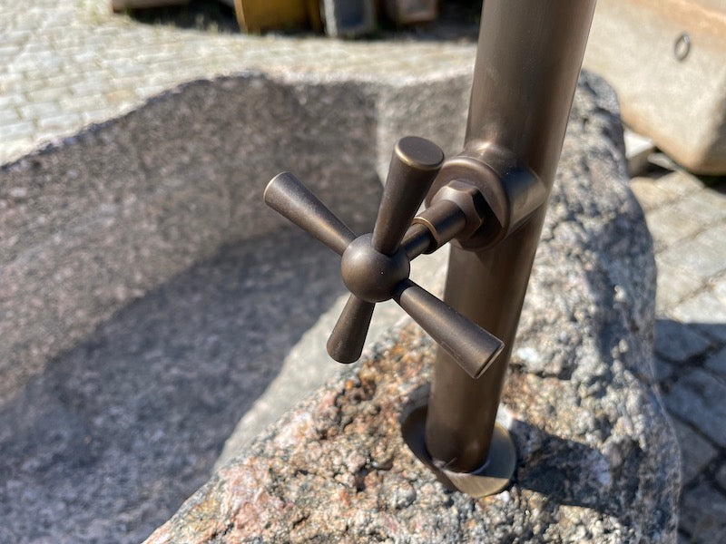 Findlingsbrunnen mit Wassereinlauf grau/rosa