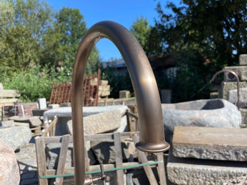 Findlingsbrunnen mit Wassereinlauf grau/rosa