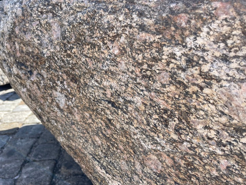 Oberfläche Findlingsbrunnen grau/rosa