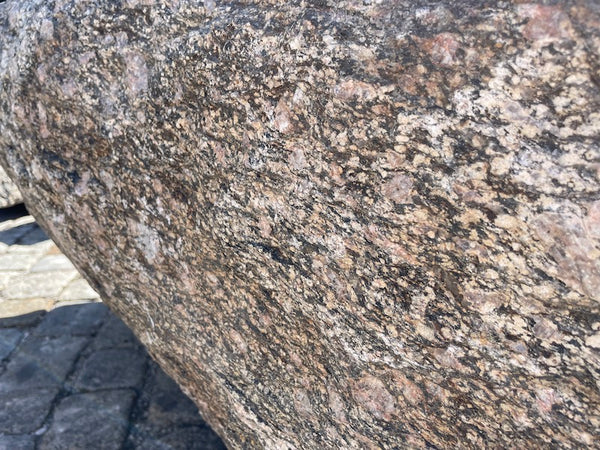 Oberfläche Findlingsbrunnen grau/rosa