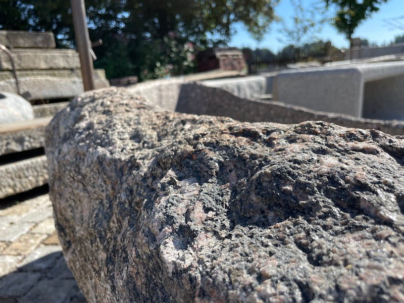 Findlingsbrunnen mit Wassereinlauf grau/rosa