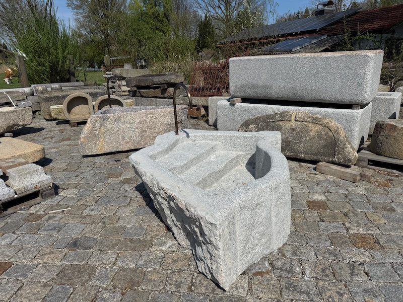 Granitbrunnen Rosenheim mit Einlauf