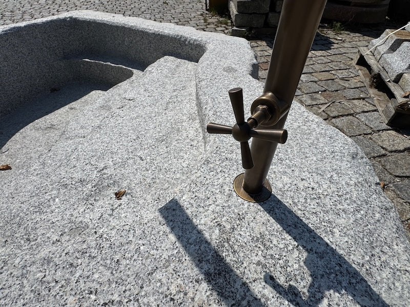 Granitbrunnen Rosenheim mit Handrad