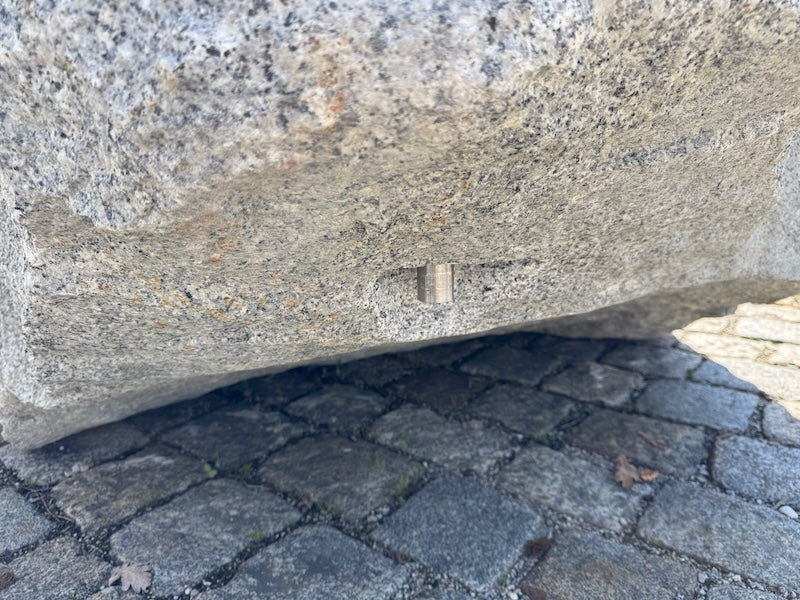 Granitbrunnen Rosenheim Bohrung Wasserauslauf
