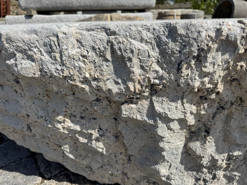 Granitbrunnen Rosenheim mit Einschlüssen