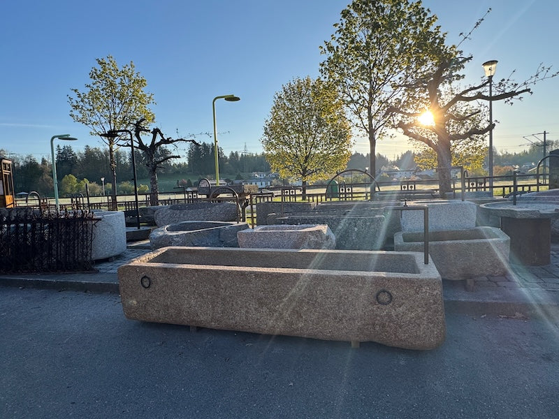 Großer Natursteinbrunnen