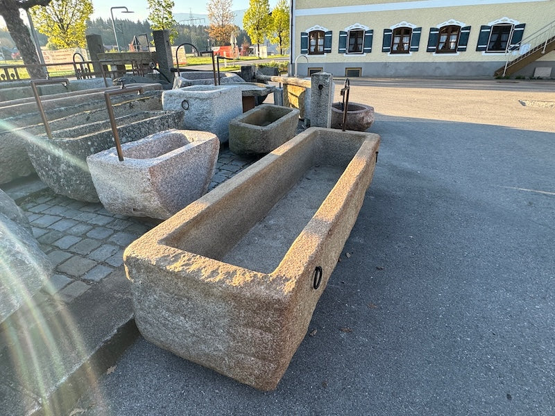 Großer Natursteinbrunnen Seitenansicht