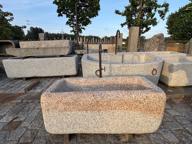 Steinbrunnen aus grauem Granit Wasserauslauf