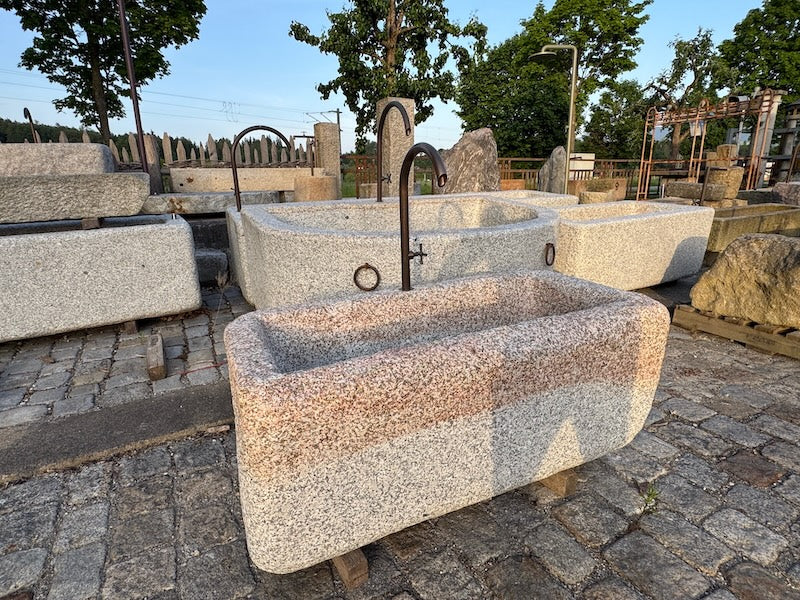 Steinbrunnen aus grauem Granit