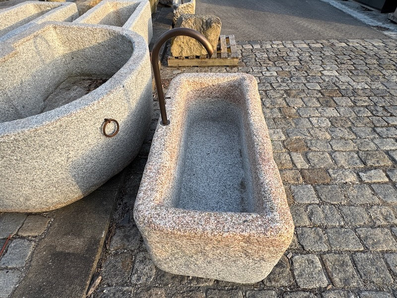 Steinbrunnen aus grauem Granit und Messingeinlauf Draufsicht