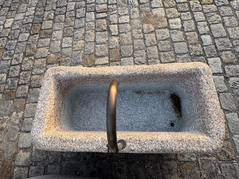 Steinbrunnen aus grauem Granit Brunnenbecken