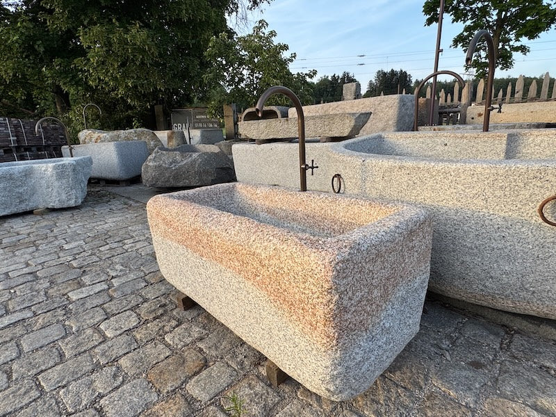 Steinbrunnen aus grauem Granit