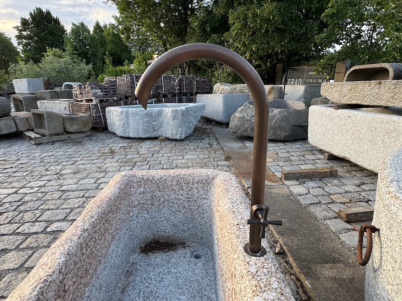Steinbrunnen aus grauem Granit