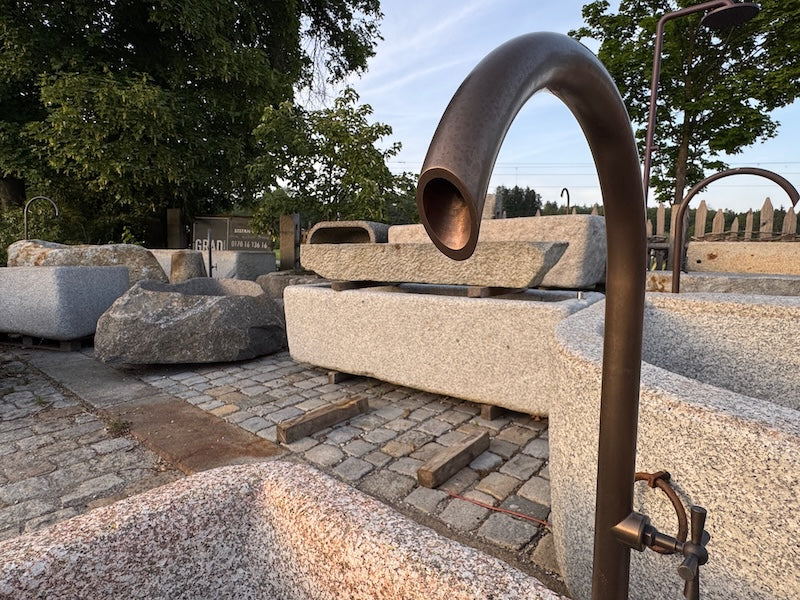Steinbrunnen aus grauem Granit und Wassereinlauf
