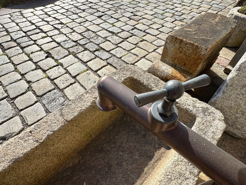 Brunnentrog mit Wassereinlauf