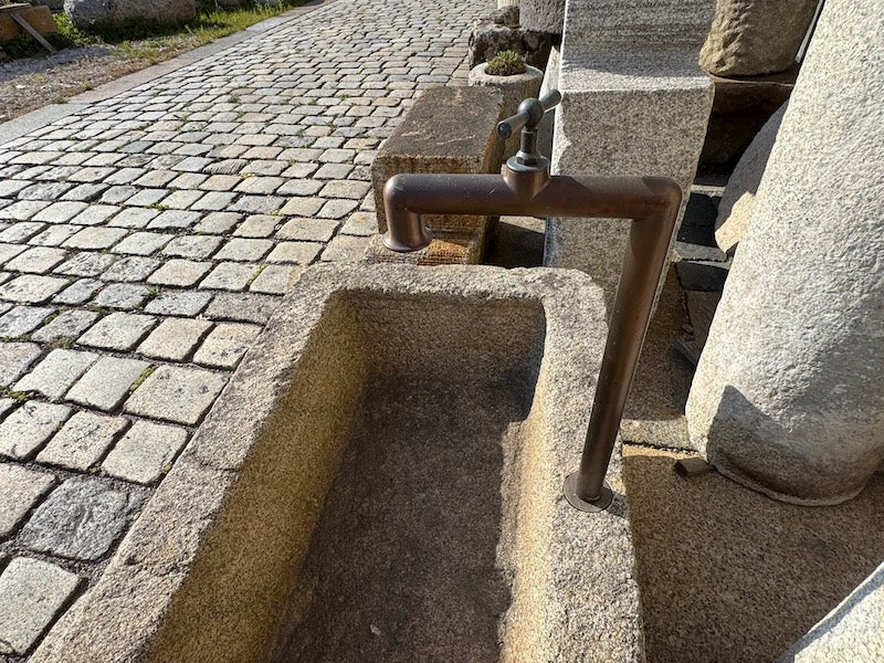 Brunnentrog mit Wassereinlauf