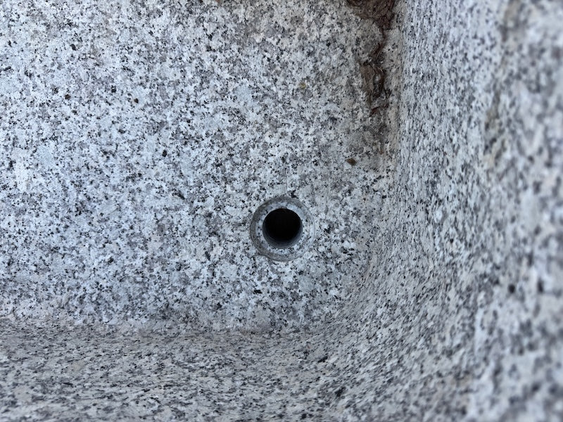 Gartenbrunnen Granit rechteckig mit Wasserauslauf