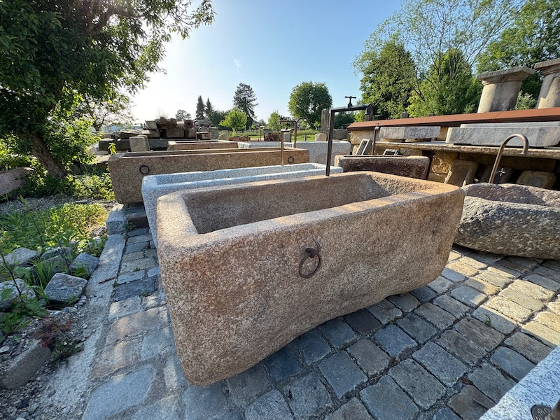 Steinbrunnen Österreich mit Wasserhahn