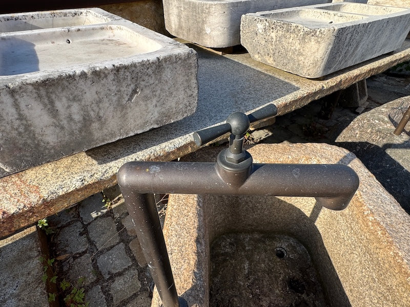 Steinbrunnen rechteckig mit Messinghandrad