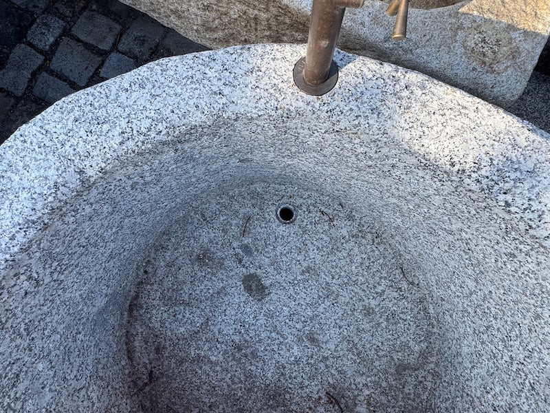 Granitbrunnen rund