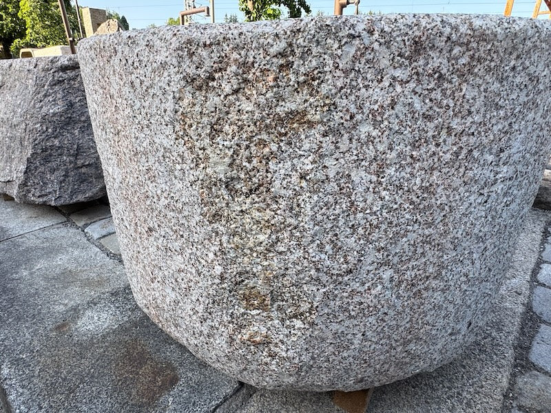 Granitbrunnen rund geflammte Oberfläche