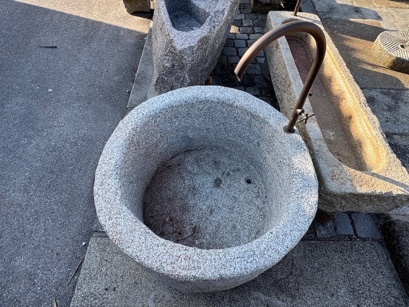 Granitbrunnen rund Rückansicht