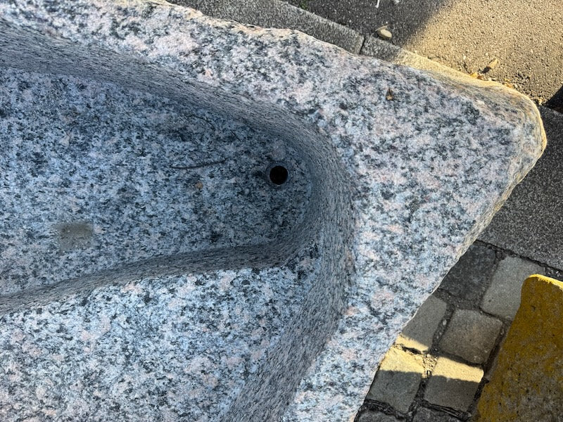 Gartenbrunnen mit Wasserhahn Auslauf