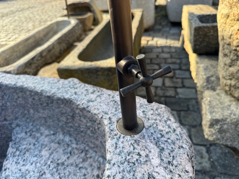 Gartenbrunnen mit Wasserhahn und Handrad