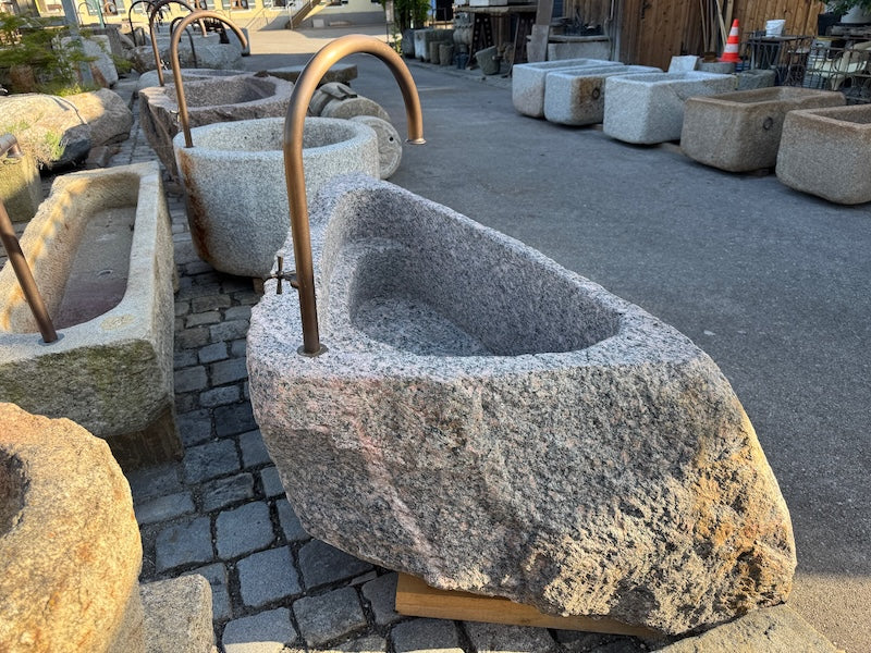Gartenbrunnen mit Wasserhahn aus Bayern