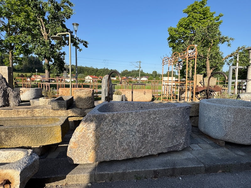 Gartenbrunnen mit Wasserhahn mit Naturoberfläche