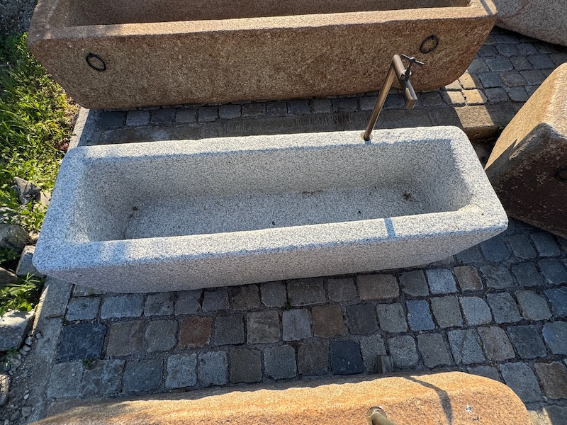 Steinbrunnen Granit mit Wasserhahn