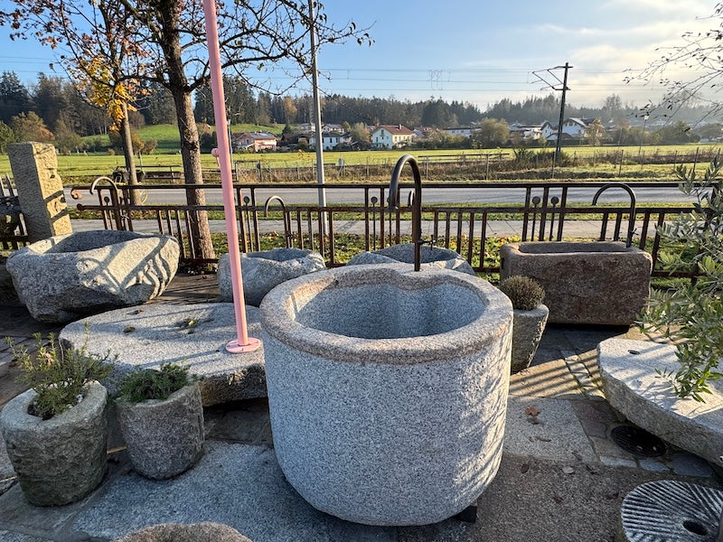 Steinbrunnen im Garten Antik