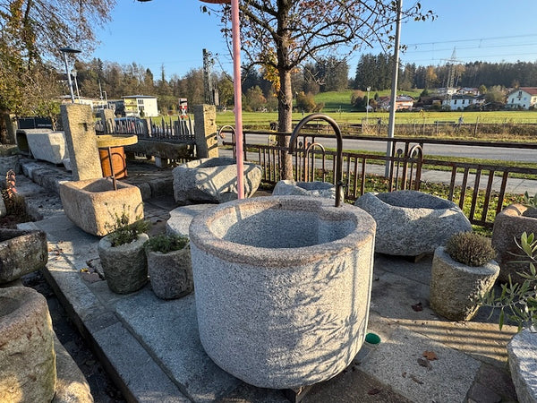 Steinbrunnen im Garten