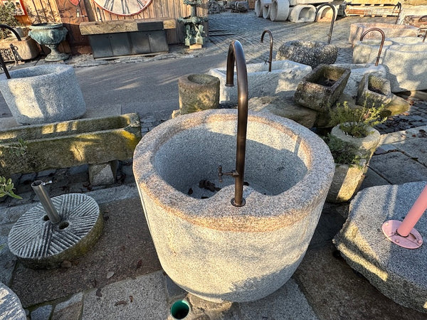 Steinbrunnen im Garten