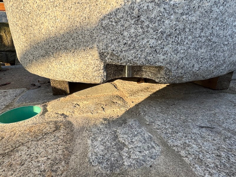 Steinbrunnen im Garten