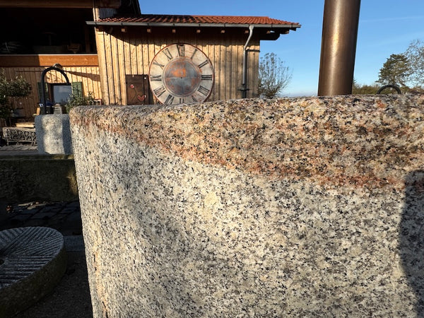 Steinbrunnen im Garten