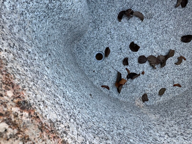 Steinbrunnen im Garten