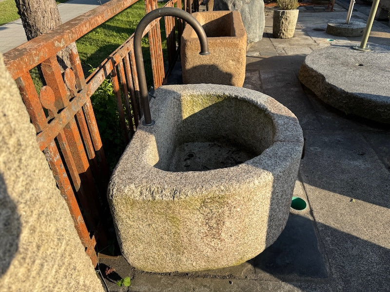 Granitbrunnen Garten Rückansicht