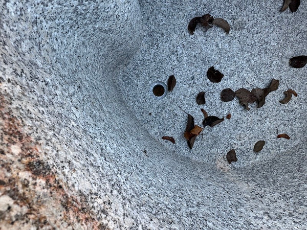 Steinbrunnen im Garten