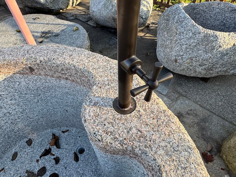 Steinbrunnen im Garten