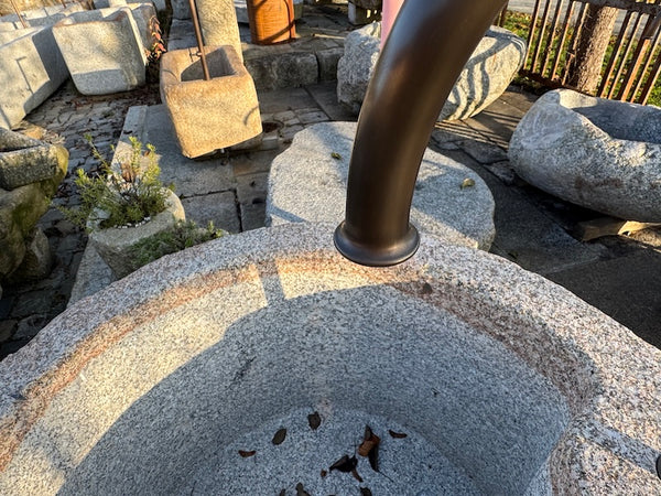 Steinbrunnen im Garten