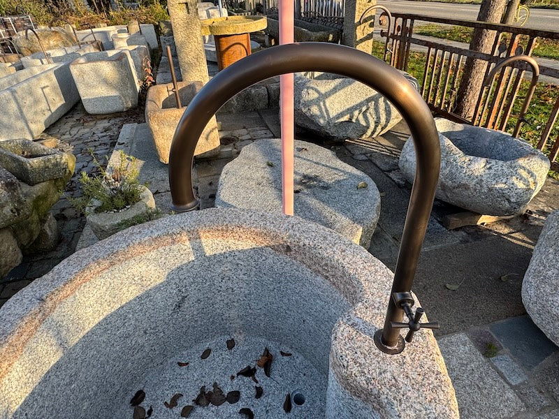 Steinbrunnen im Garten