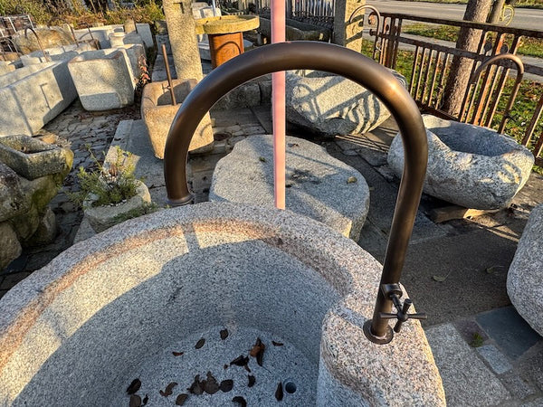 Steinbrunnen im Garten