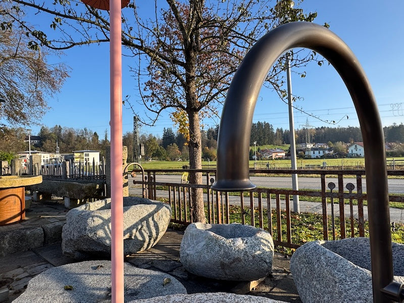 Steinbrunnen im Garten