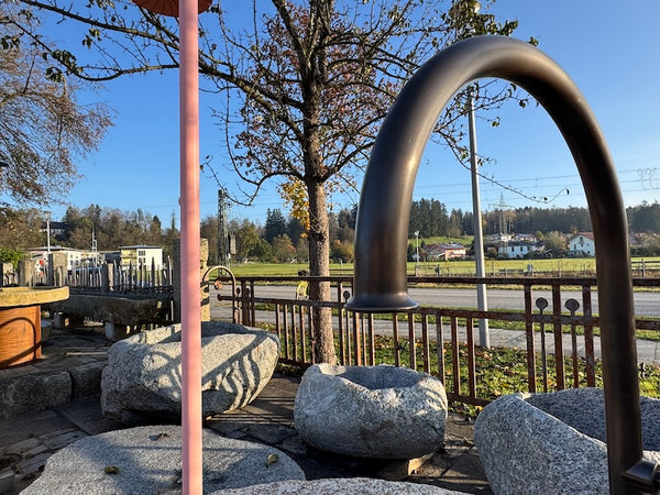 Steinbrunnen im Garten
